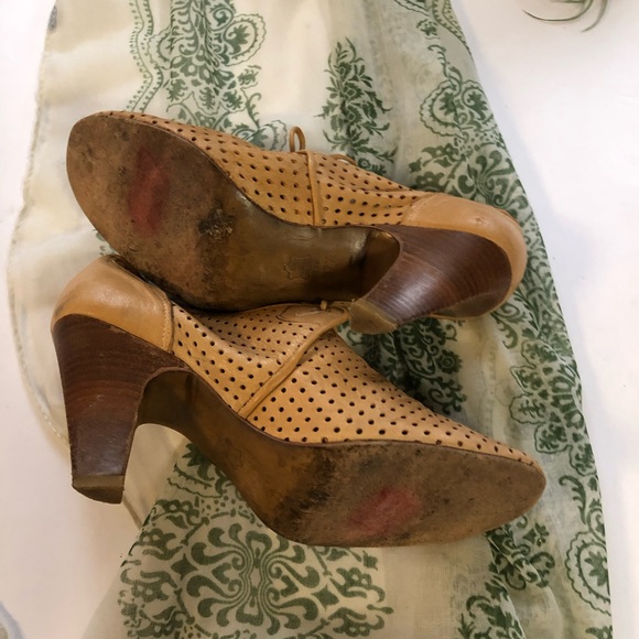 Max Azaria Perforated Leather Heel Oxfords 37 1/2 - Picture 8 of 8